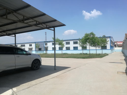 德州健之源地處魯西北平原，毗鄰黃河故道森林公園，生產(chǎn)條件環(huán)境優(yōu)越，擁有現(xiàn)代化的廠房，標(biāo)準(zhǔn)化的生產(chǎn)車(chē)間，公司擁有三證：SC食品生產(chǎn)許可證、GMP證、食品出口生產(chǎn)企業(yè)證書(shū)，生產(chǎn)過(guò)程中采用ISO22000管理體系進(jìn)行科學(xué)管理，并擁有近十年的生產(chǎn)加工經(jīng)驗(yàn)，產(chǎn)品口感、湯色、功效等各項(xiàng)指標(biāo)均能達(dá)到客戶滿意，生產(chǎn)采用全自動(dòng)帶線帶牌袋泡茶包裝機(jī)生產(chǎn)線，有全套的粉碎和超微粉碎、分篩、烘干、滅菌、制粒、制袋等設(shè)備，科學(xué)的生產(chǎn)工藝和嚴(yán)格規(guī)范的滅菌殺毒技術(shù)。